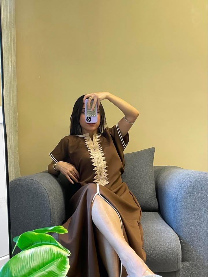 ✨ Élégance Naturelle – Caftan Princesse El Kahina Marron Chocolat Brodé