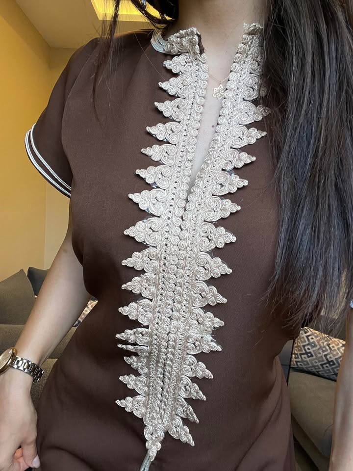 ✨ Élégance Naturelle – Caftan Princesse El Kahina Marron Chocolat Brodé