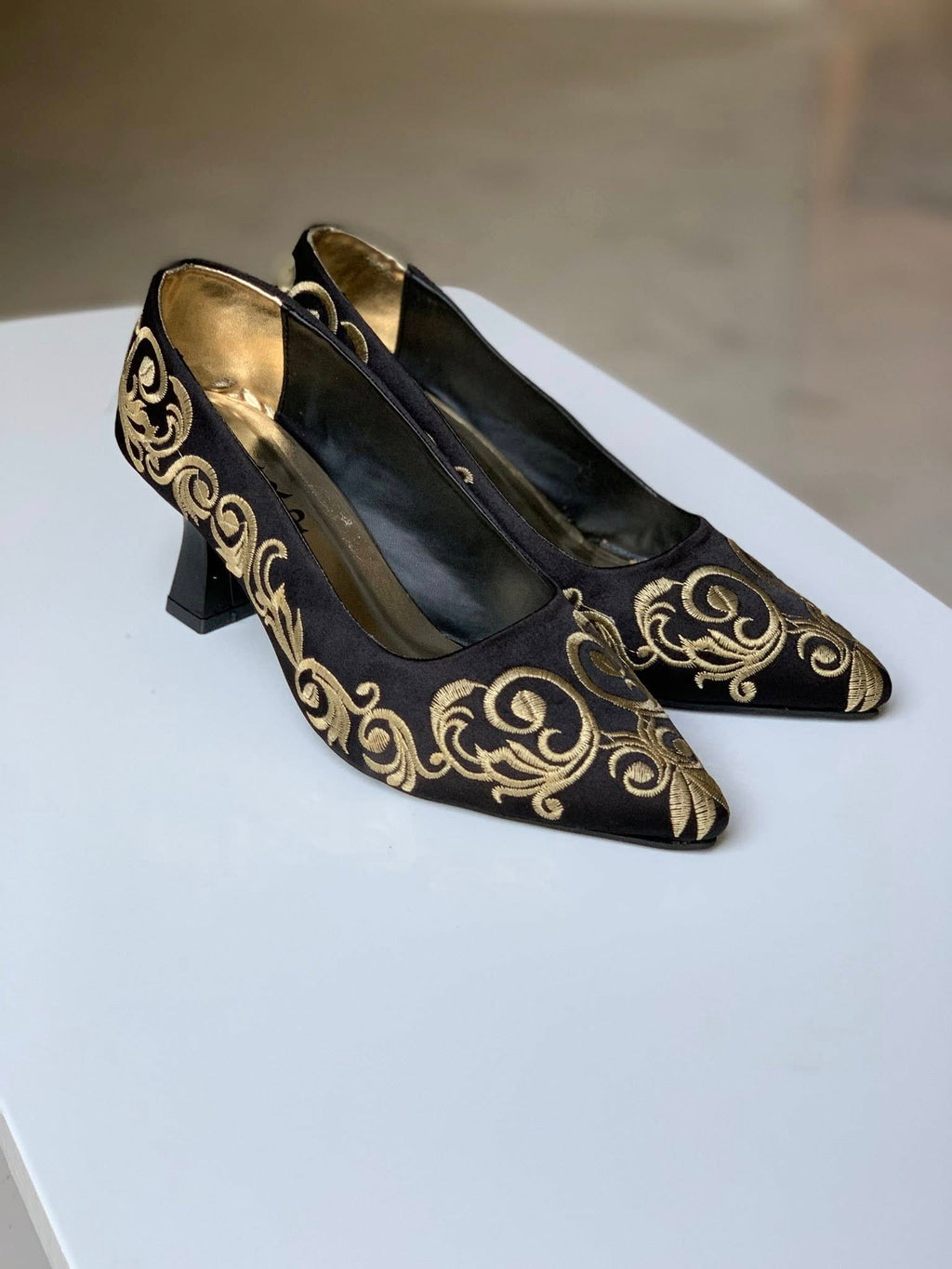✨ Élégance intemporelle – Escarpins brodés Mejboud ✨