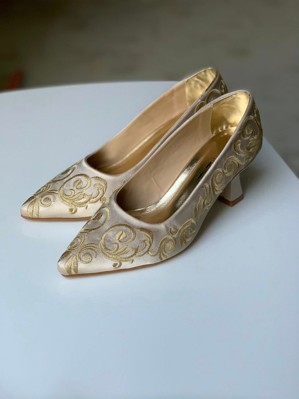 ✨ Élégance intemporelle – Escarpins brodés Mejboud ✨