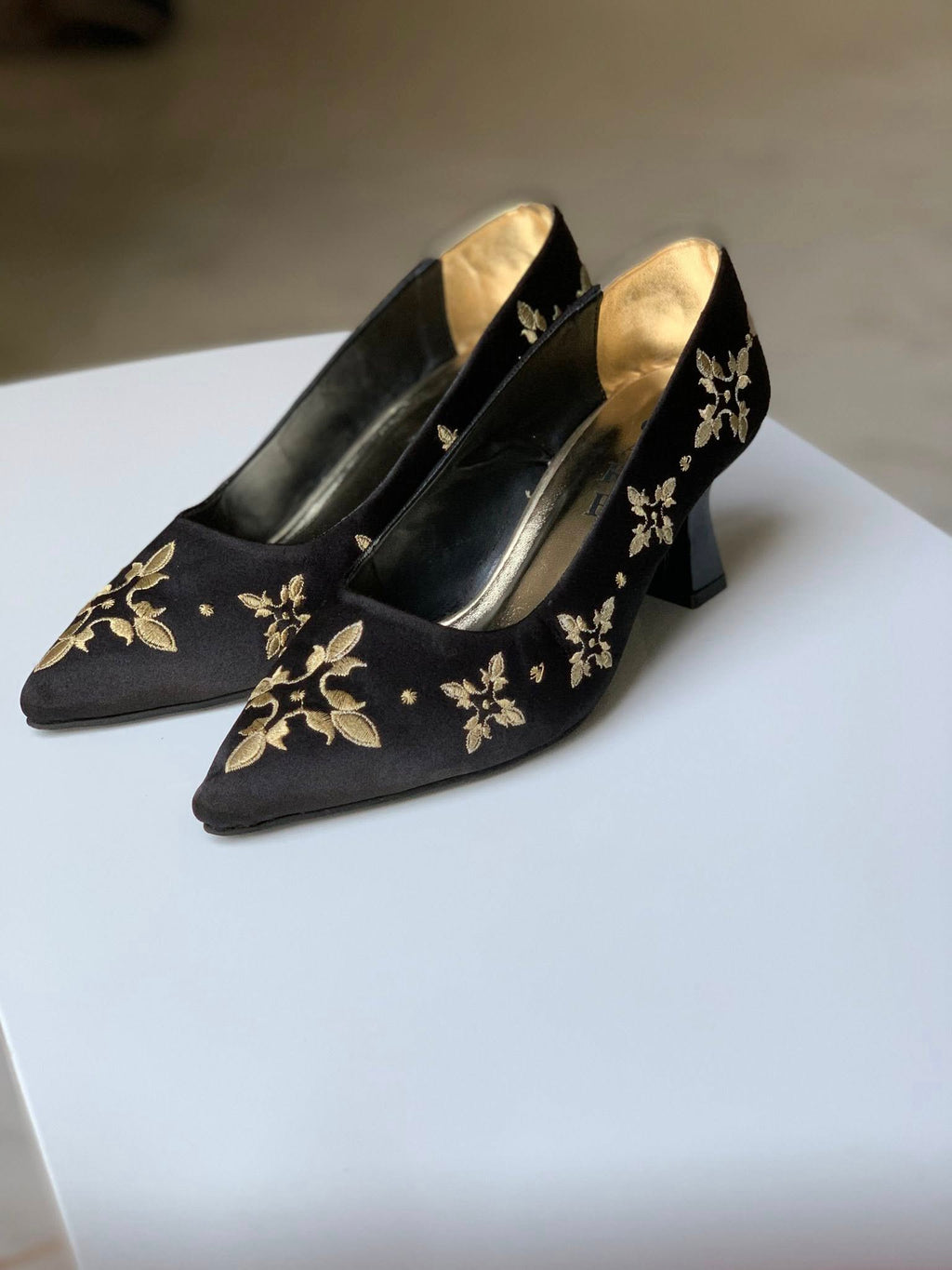 ✨ Élégance intemporelle – Escarpins brodés Mejboud ✨