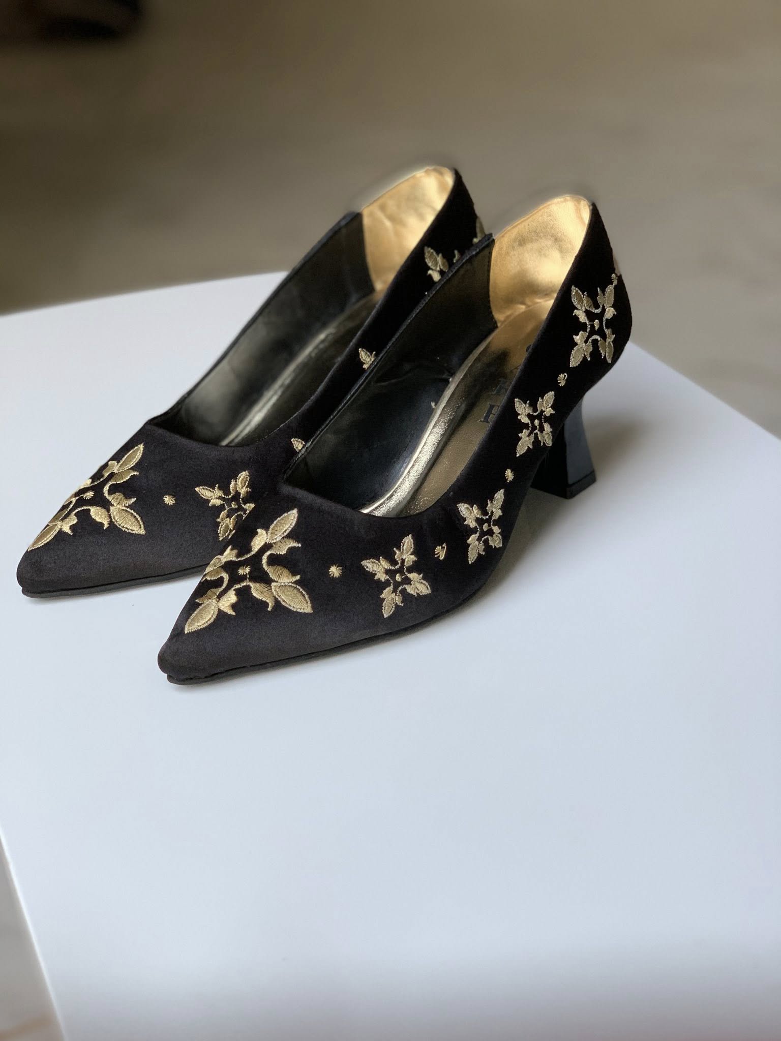 ✨ Élégance intemporelle – Escarpins brodés Mejboud ✨