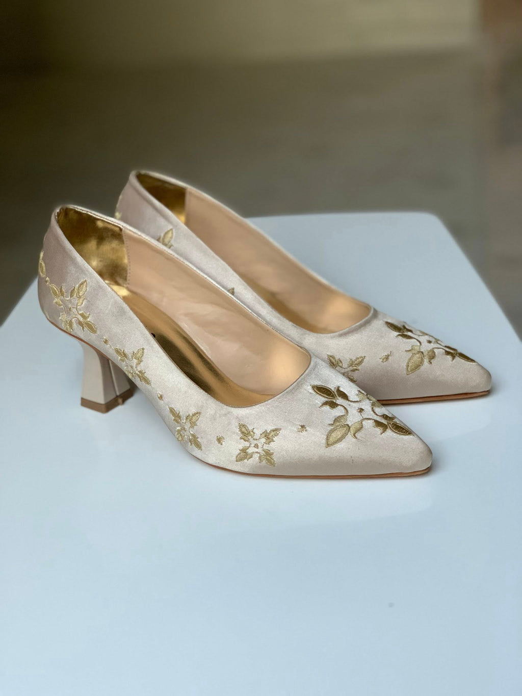 ✨ Élégance intemporelle – Escarpins brodés Mejboud ✨