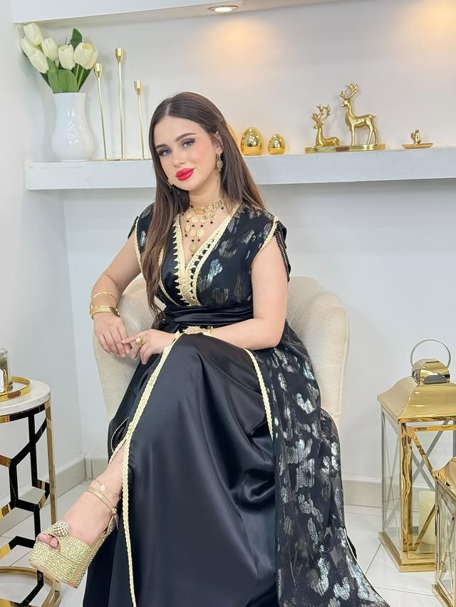 ✨ Caftan deux pièces en satin noir avec Tlija brodée or ✨