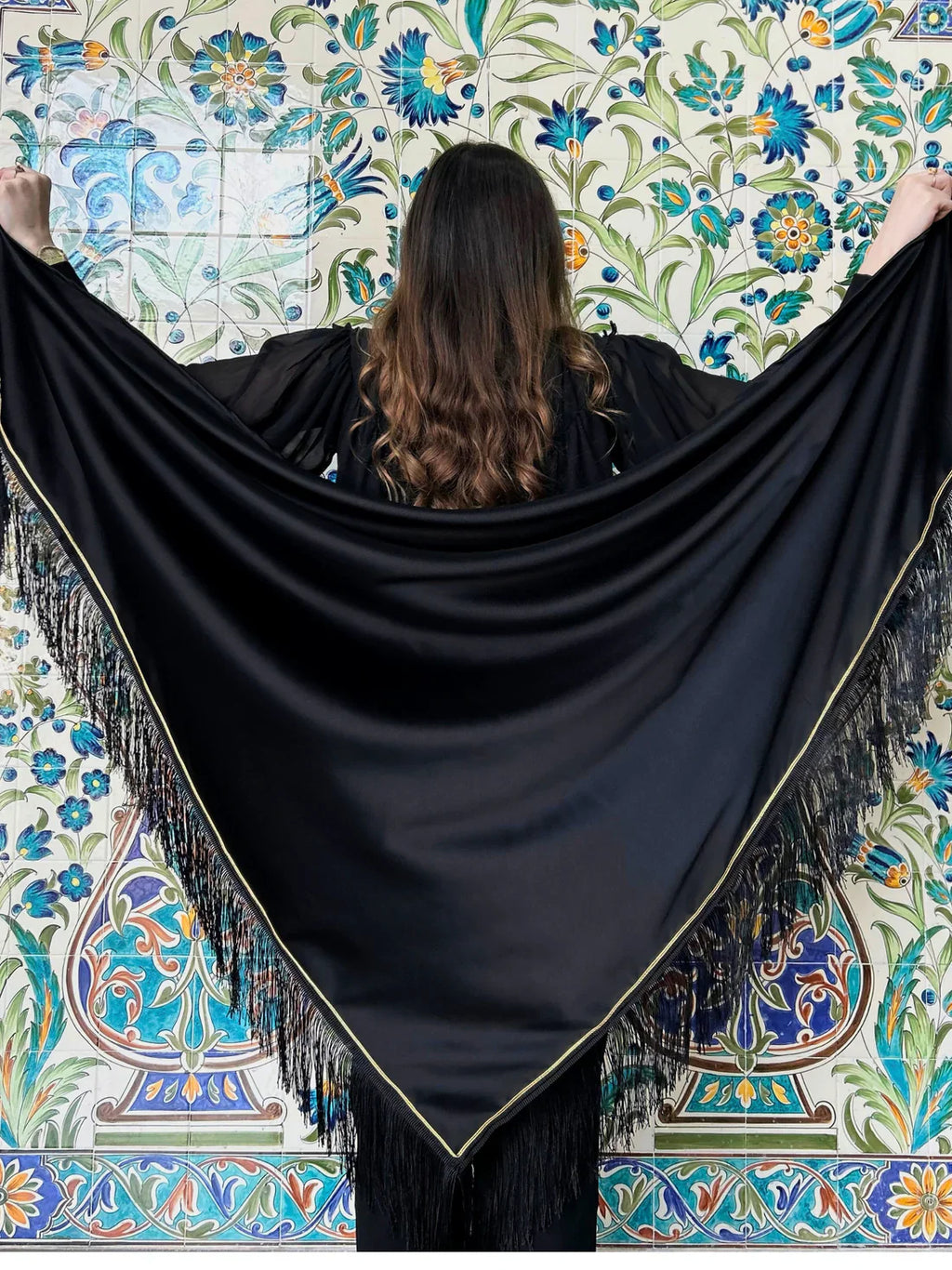 🌟 Châle Noir Élégance Dorée – Raffinement et Intemporalité 🌟