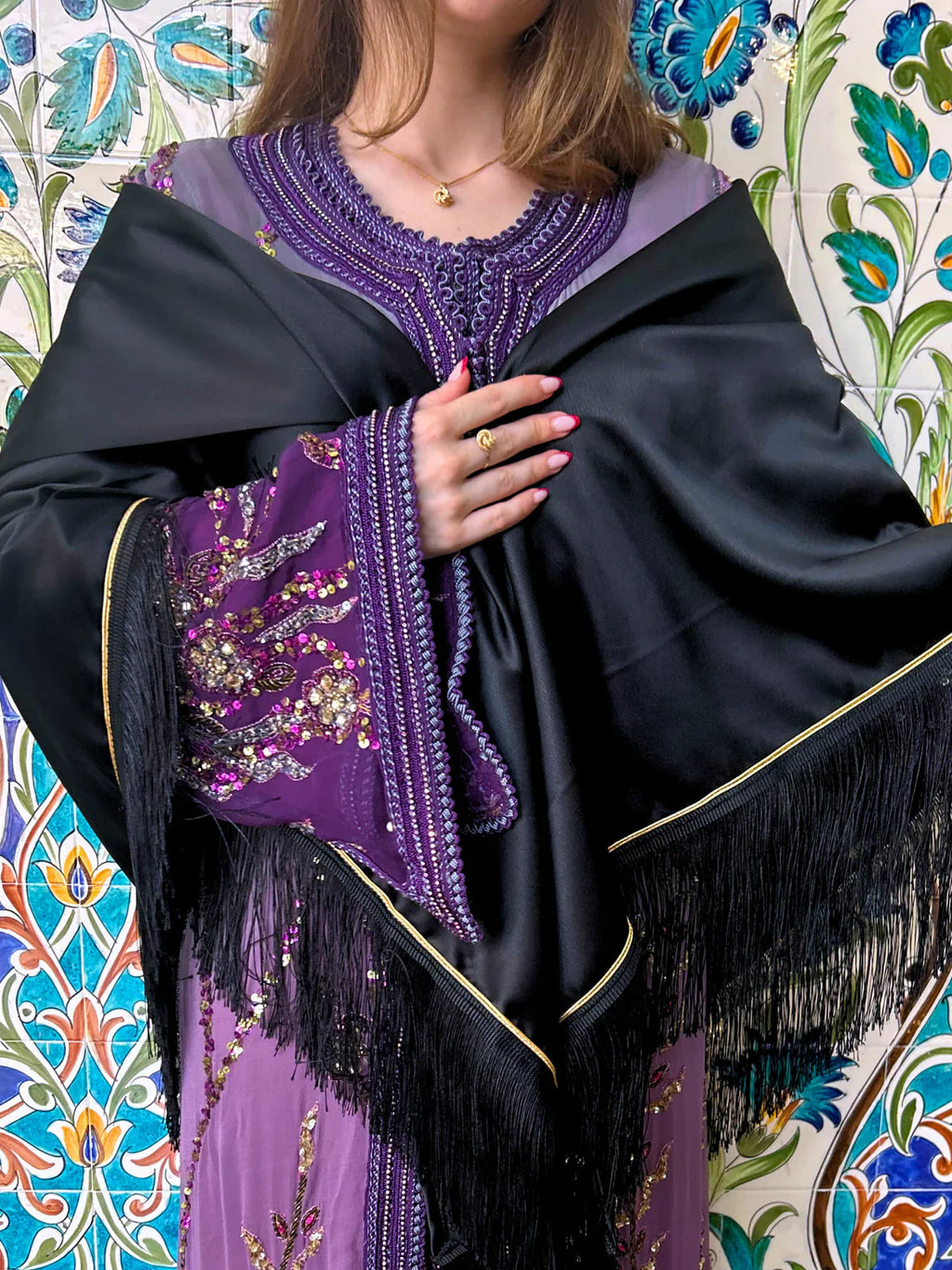 Châle Noir Impérial – Sobriété & Allure Majestueuse