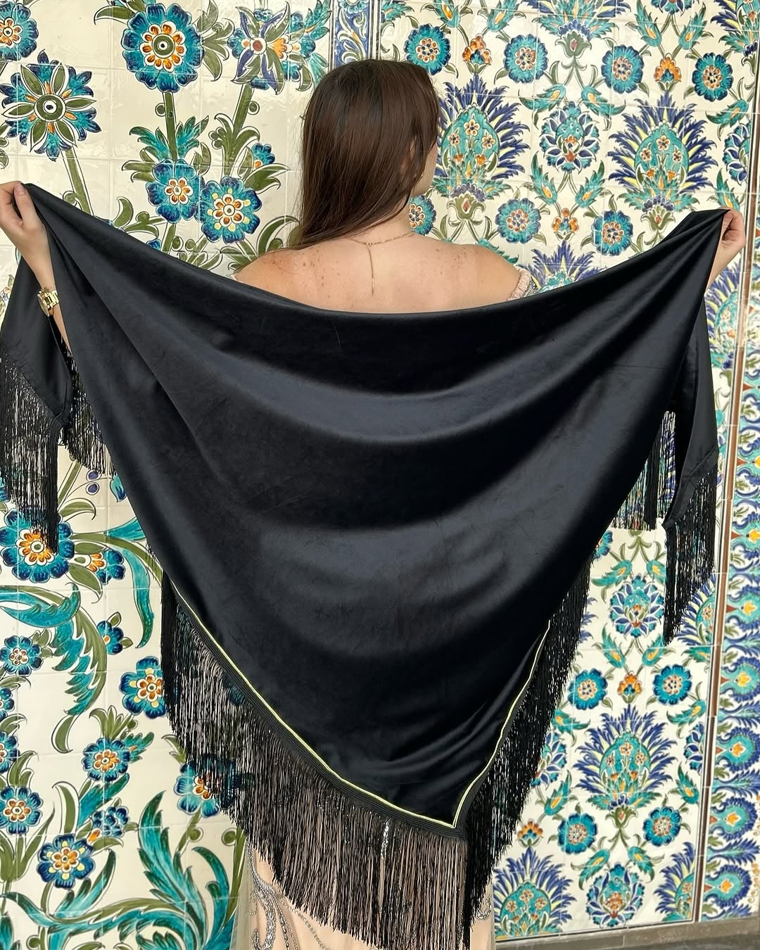 ✨ Châle Satiné Noir avec Finitions à Franges ✨