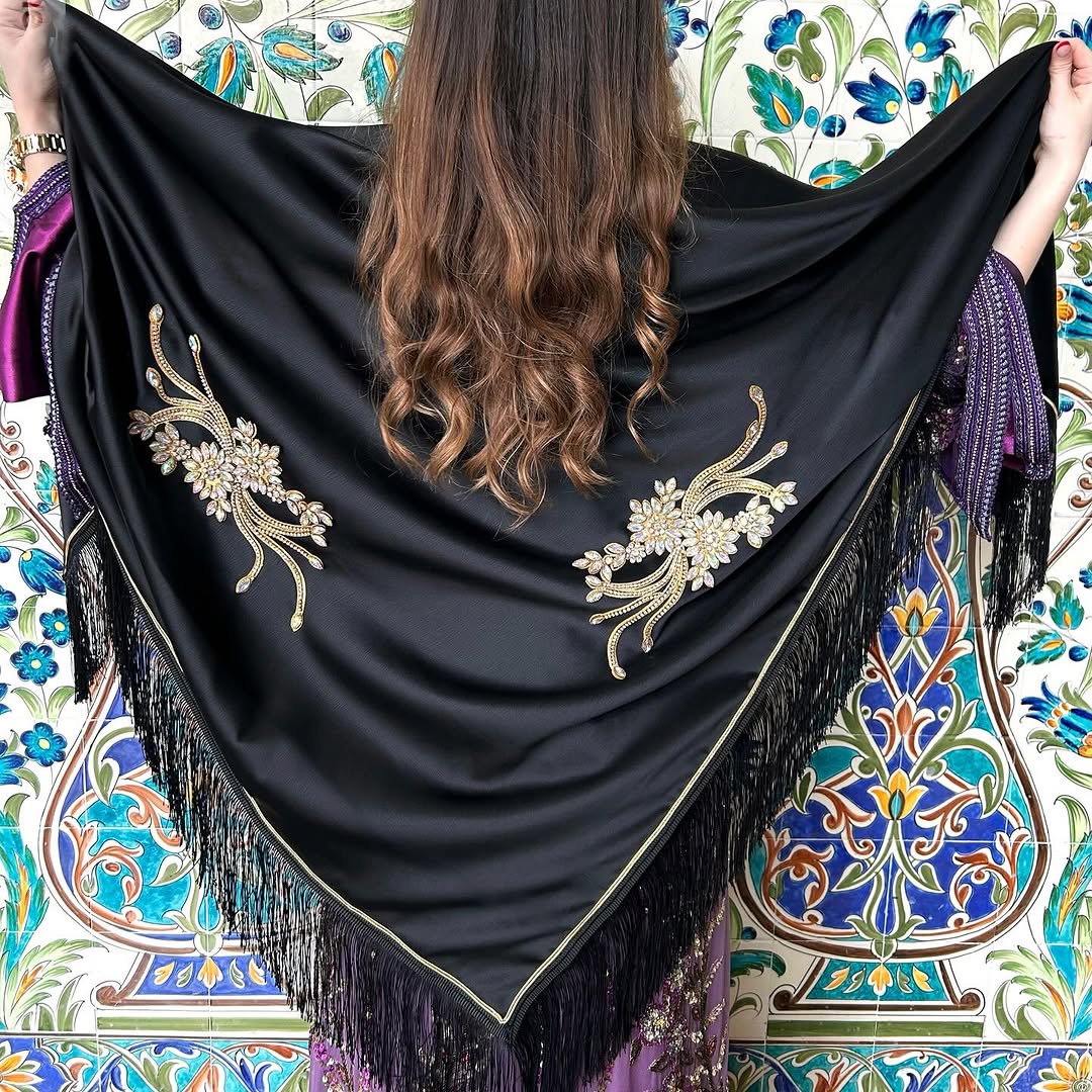 Châle Noir Impérial – Sobriété & Allure Majestueuse