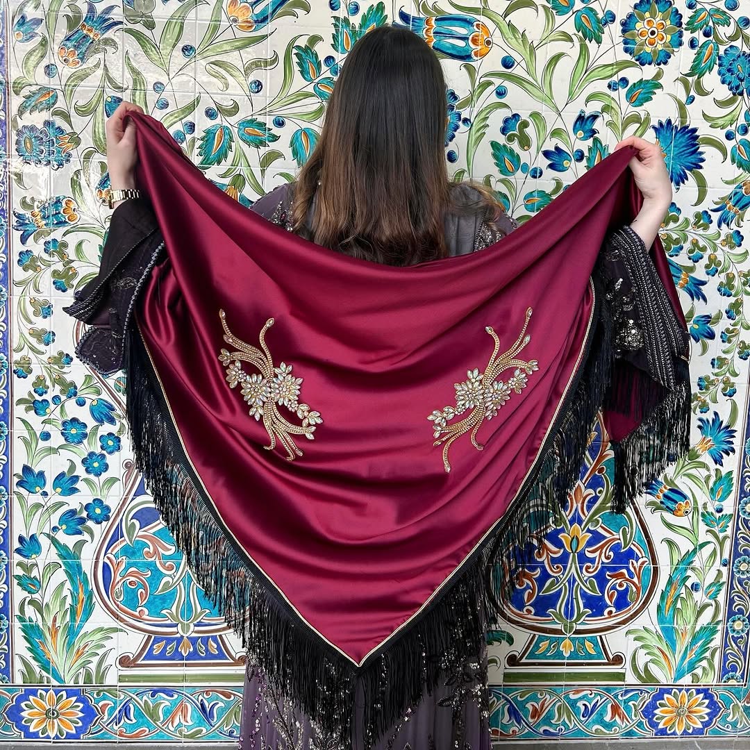 Châle Royal Grenat – Élégance & Raffinement