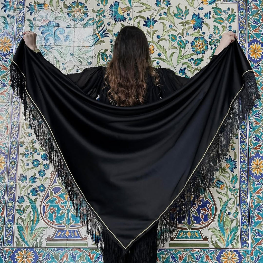 ✨ Châle Satiné Noir avec Finitions à Franges ✨