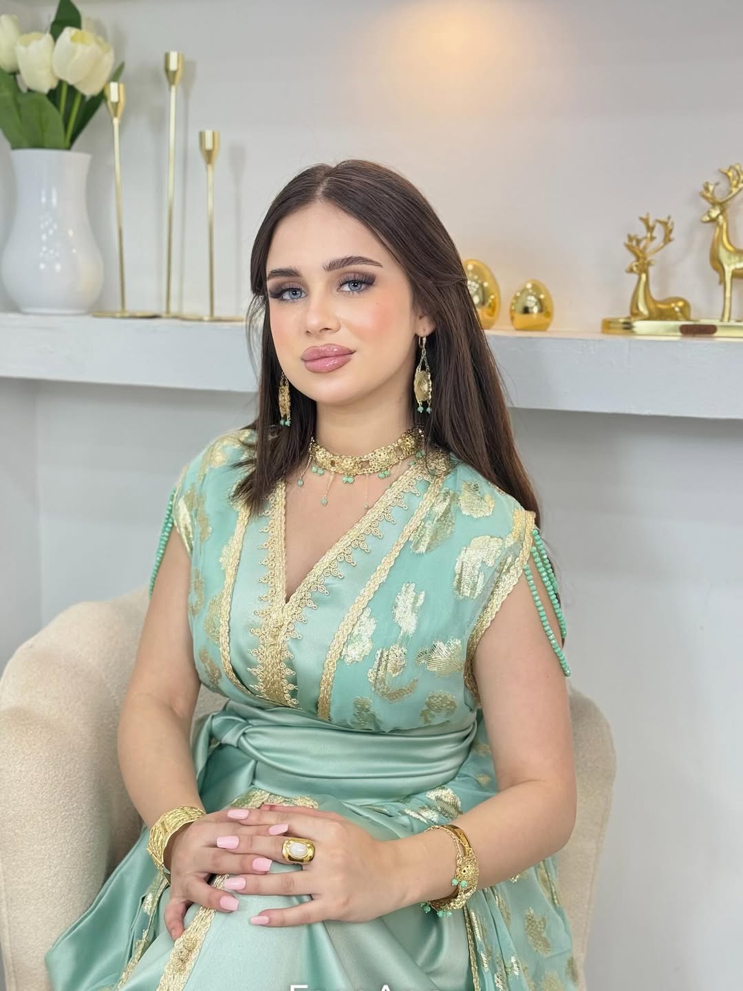 ✨ Caftan deux pièces en satin vert menthe avec Tlija brodée or ✨