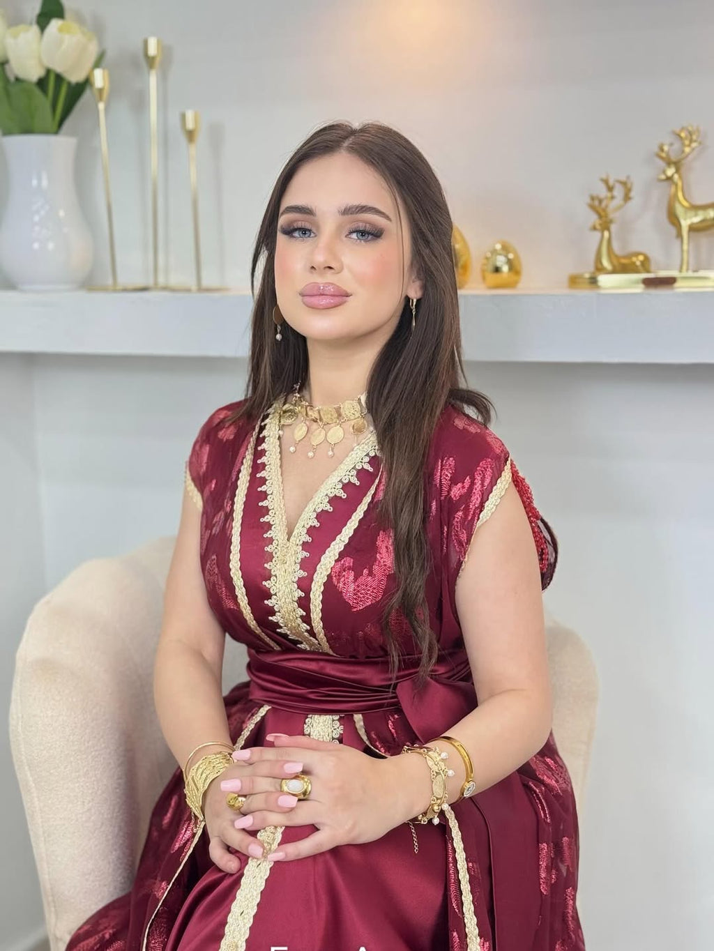 ✨ Caftan deux pièces en satin grenat avec Tlija brodée or ✨