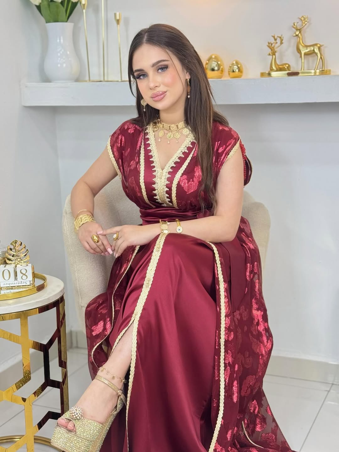 ✨ Caftan deux pièces en satin grenat avec Tlija brodée or ✨