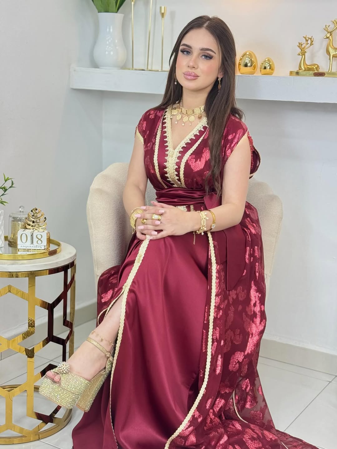 ✨ Caftan deux pièces en satin grenat avec Tlija brodée or ✨