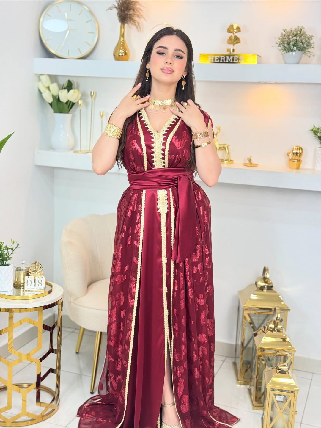 ✨ Caftan deux pièces en satin grenat avec Tlija brodée or ✨