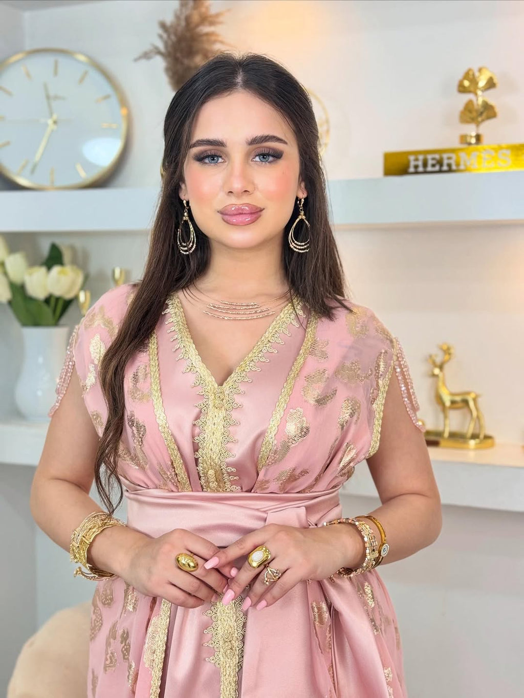 ✨ Caftan deux pièces en satin rose avec Tlija brodée or ✨