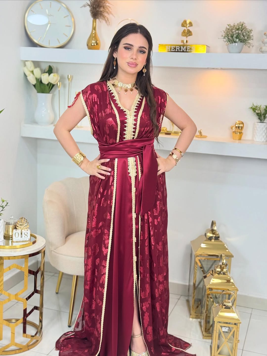 ✨ Caftan deux pièces en satin grenat avec Tlija brodée or ✨