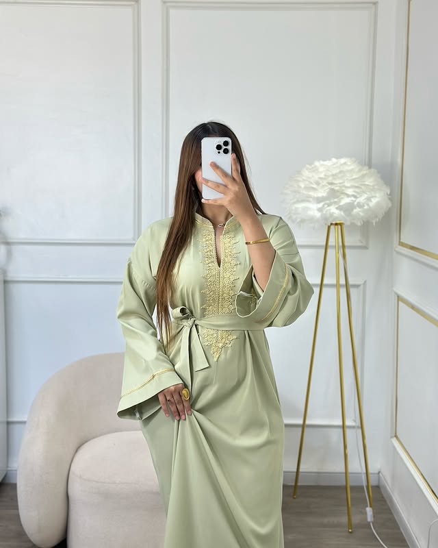Caftan Vert Pistache – Sobriété et éclat au naturel 🌿✨