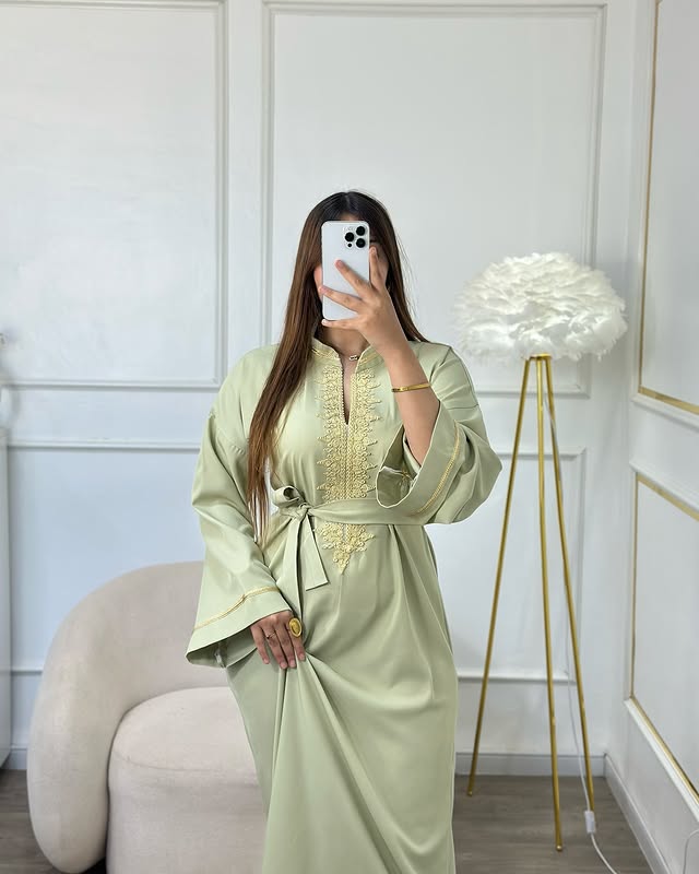 Caftan Vert Pistache – Sobriété et éclat au naturel 🌿✨