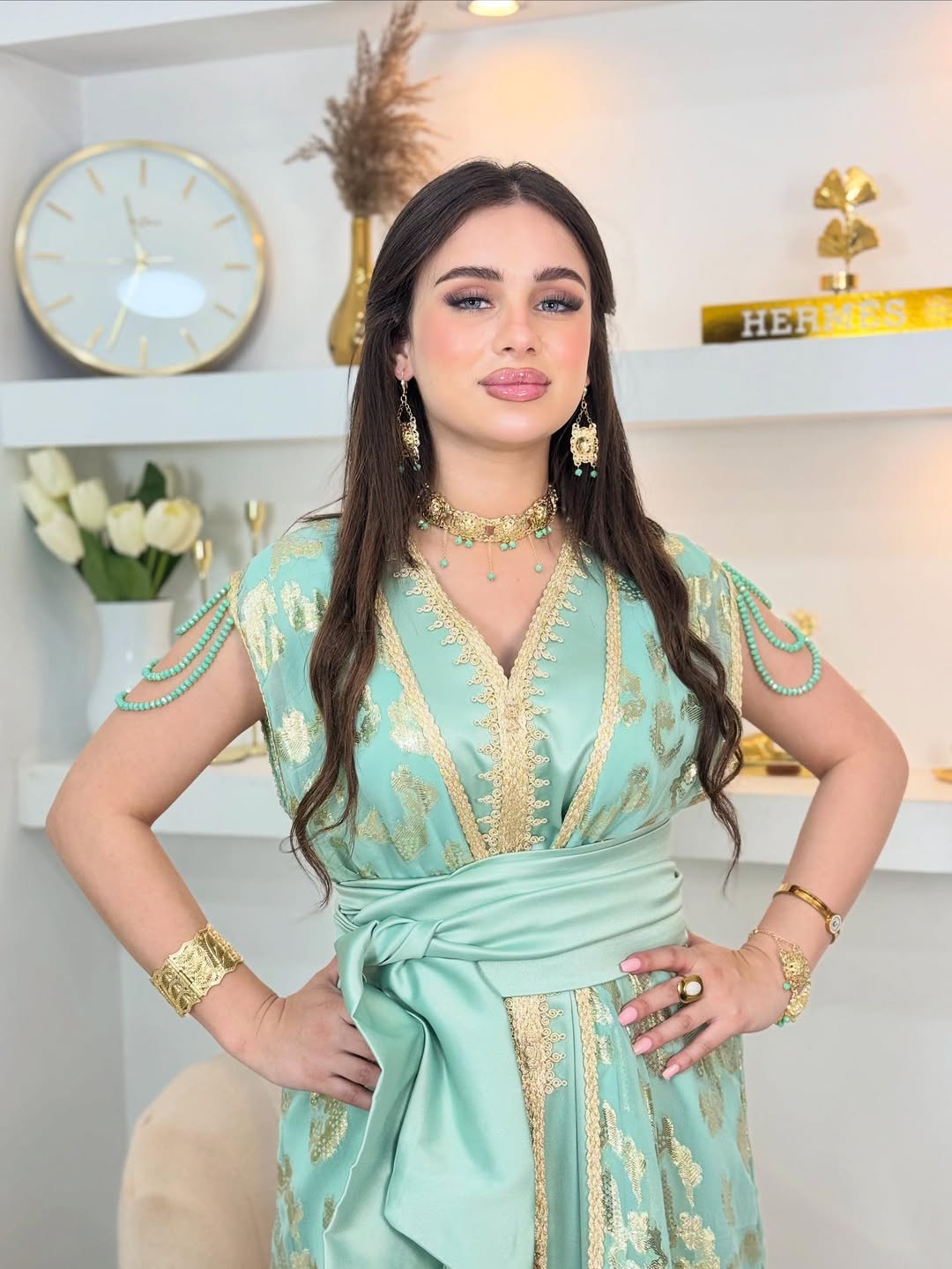 ✨ Caftan deux pièces en satin vert menthe avec Tlija brodée or ✨