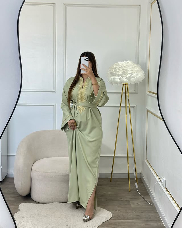 Caftan Vert Pistache – Sobriété et éclat au naturel 🌿✨