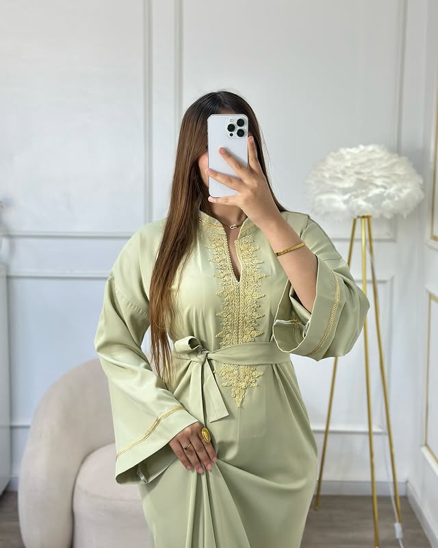 Caftan Vert Pistache – Sobriété et éclat au naturel 🌿✨