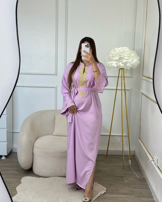 Caftan Lilas Élégant – Délicatesse et Charme Oriental 🌸