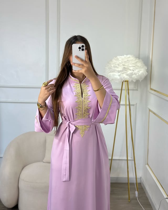 Caftan Lilas Élégant – Délicatesse et Charme Oriental 🌸