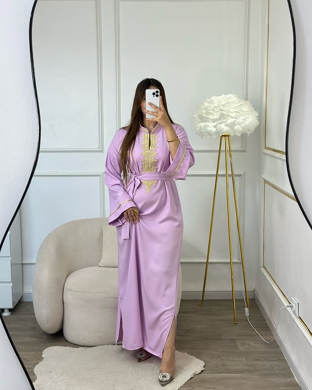 Caftan Lilas Élégant – Délicatesse et Charme Oriental 🌸