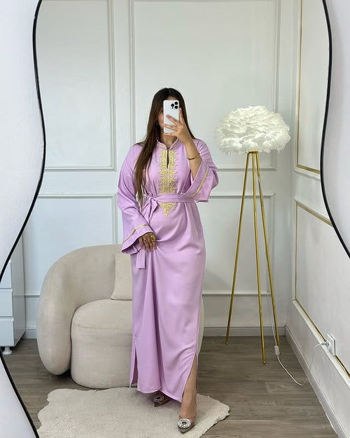 Caftan Lilas Élégant – Délicatesse et Charme Oriental 🌸