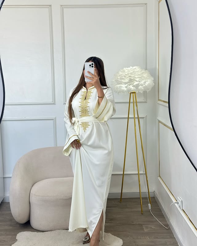 Caftan Élégance Nacrée – Raffinement et prestige en toute légèreté ✨