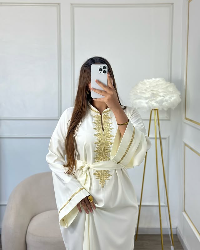 Caftan Élégance Nacrée – Raffinement et prestige en toute légèreté ✨