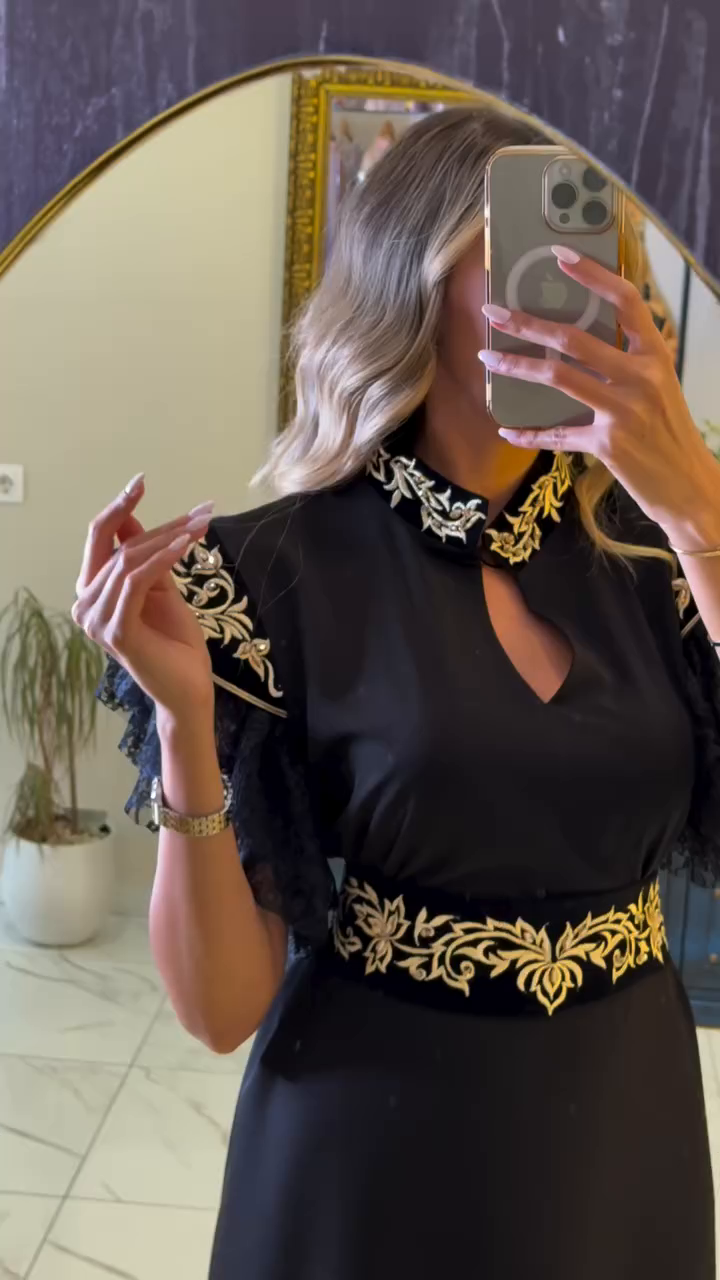 Caftan Noir Prestige – Dentelle, Velours & Broderies Dorées