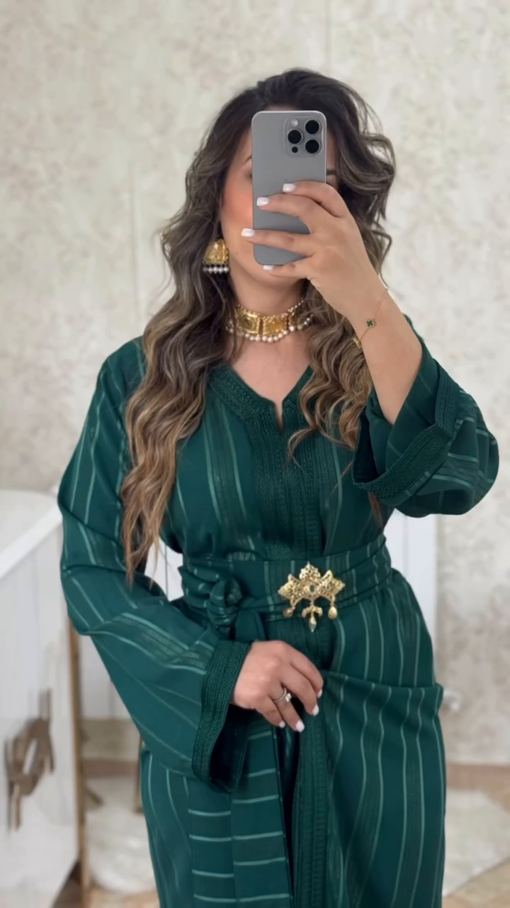 ✨ Caftan Nedjma Vert Émeraude – Élégance et modernité intemporelles ✨