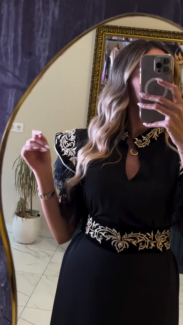 Caftan Noir Prestige – Dentelle, Velours & Broderies Dorées