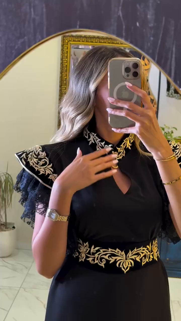 Caftan Noir Prestige – Dentelle, Velours & Broderies Dorées