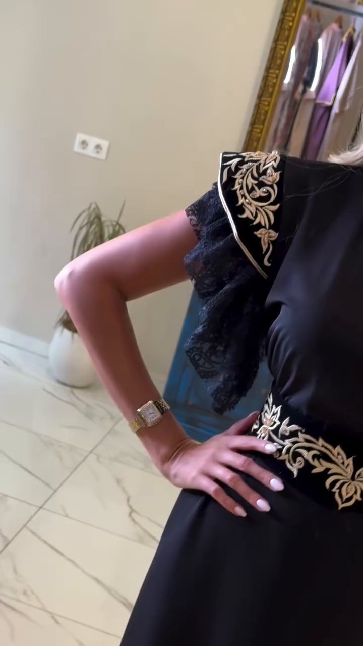 Caftan Noir Prestige – Dentelle, Velours & Broderies Dorées