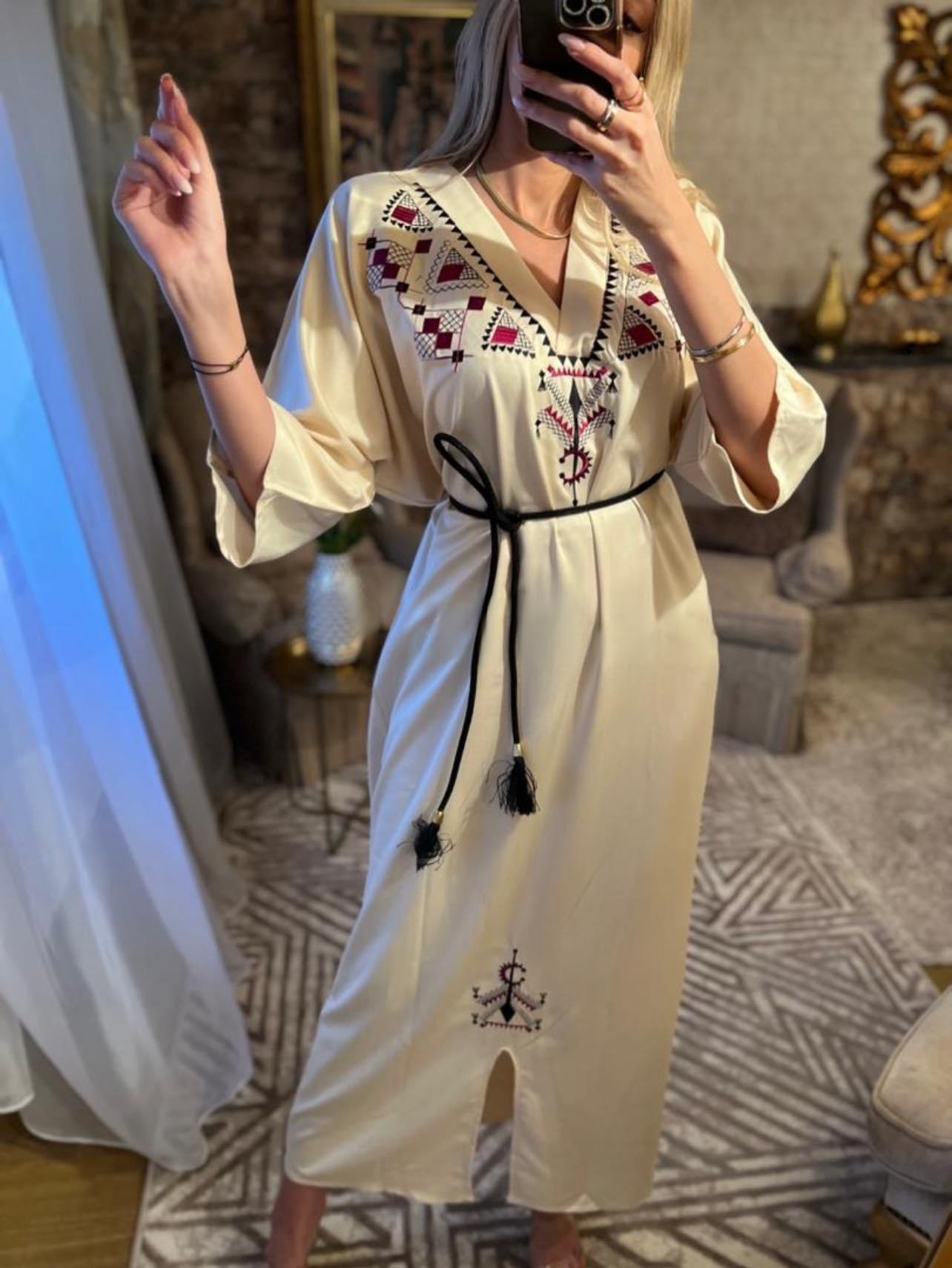 Robe Kabyle Élégance Ivoire – Tradition & Modernité Réunies